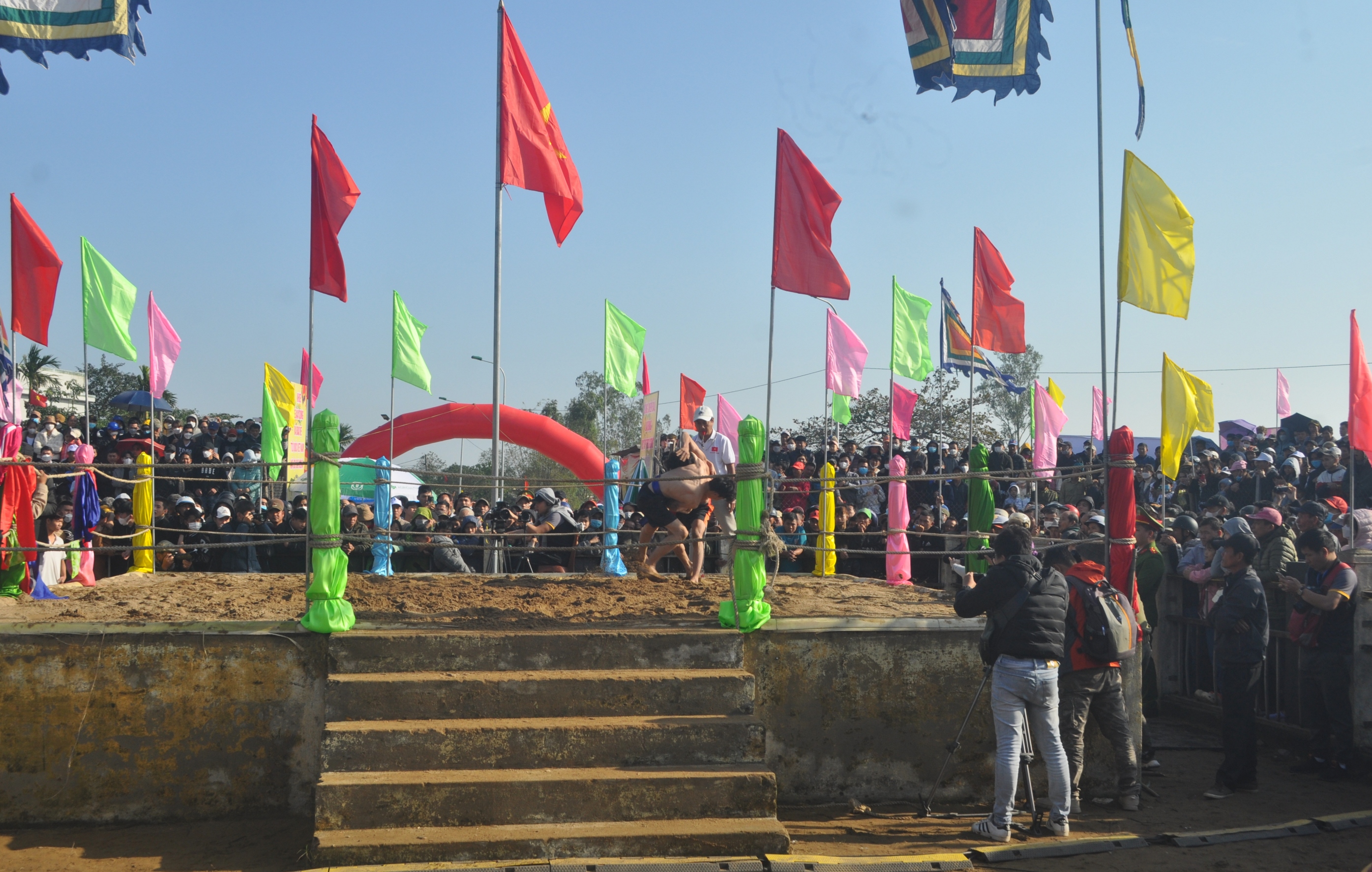 Náo nức sới vật truyền thống làng Sình