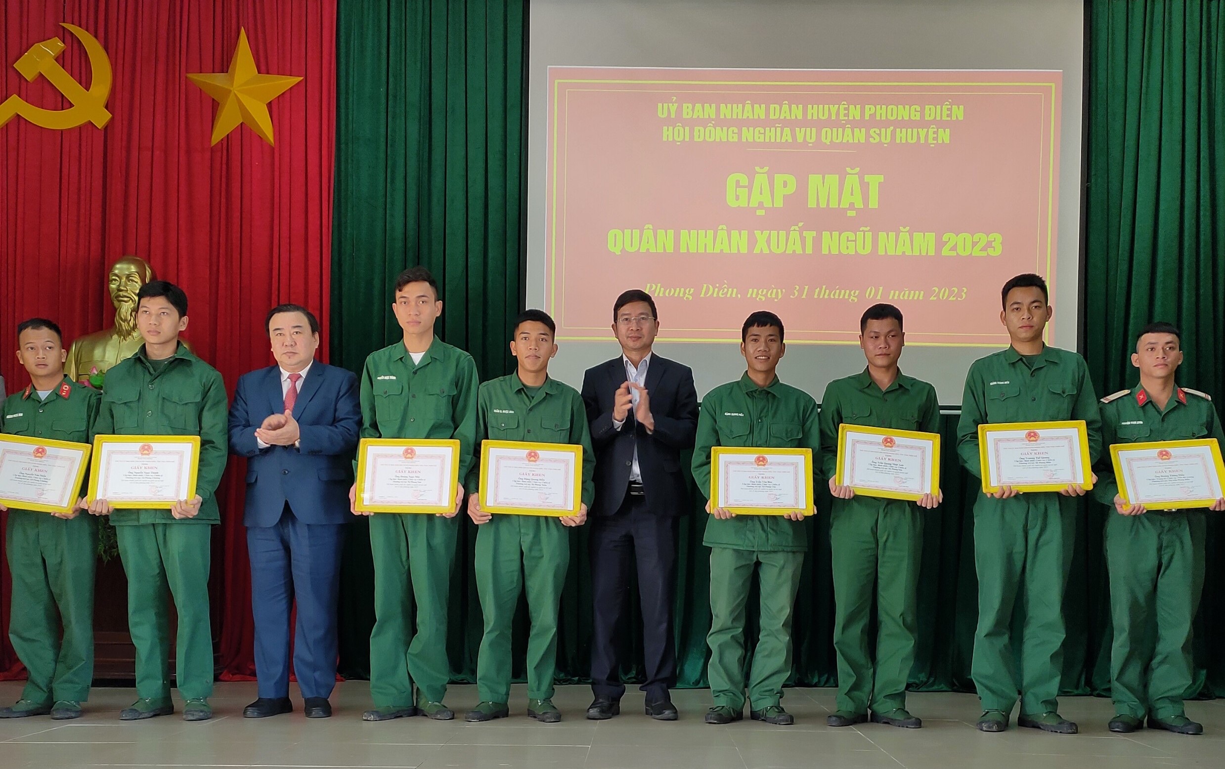 Phong Điền khen thưởng quân nhân hoàn thành xuất sắc nghĩa vụ quân sự