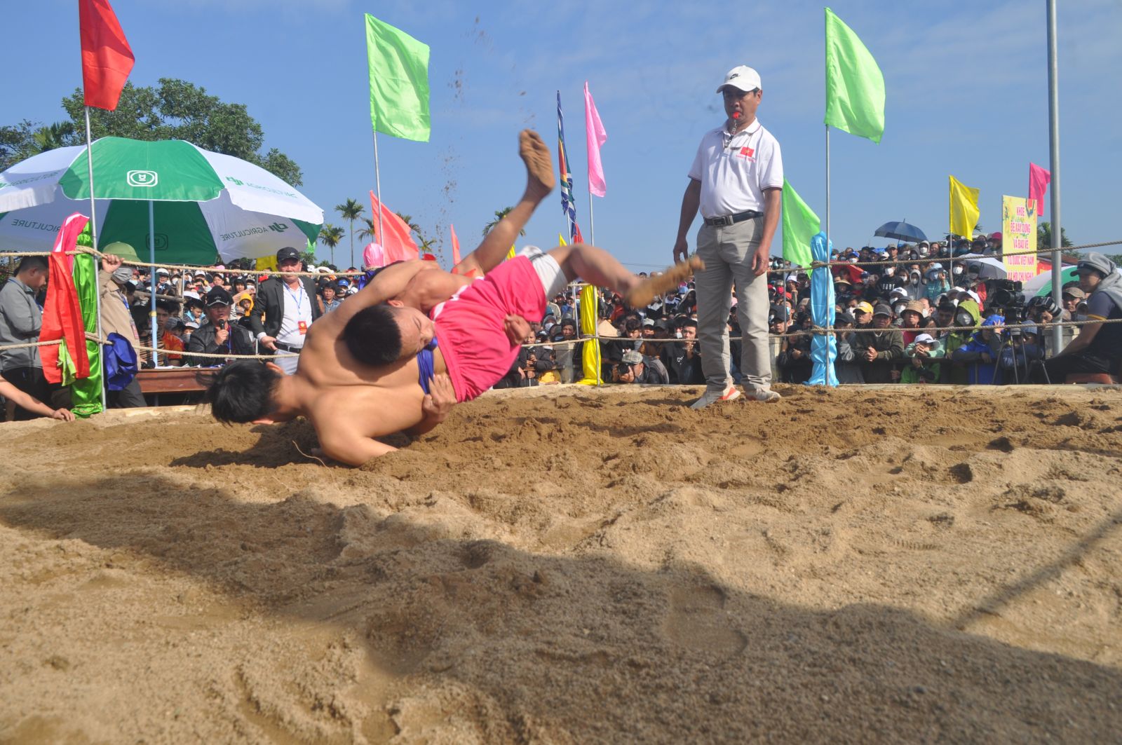 Exciting Sinh village s traditional wrestling festival