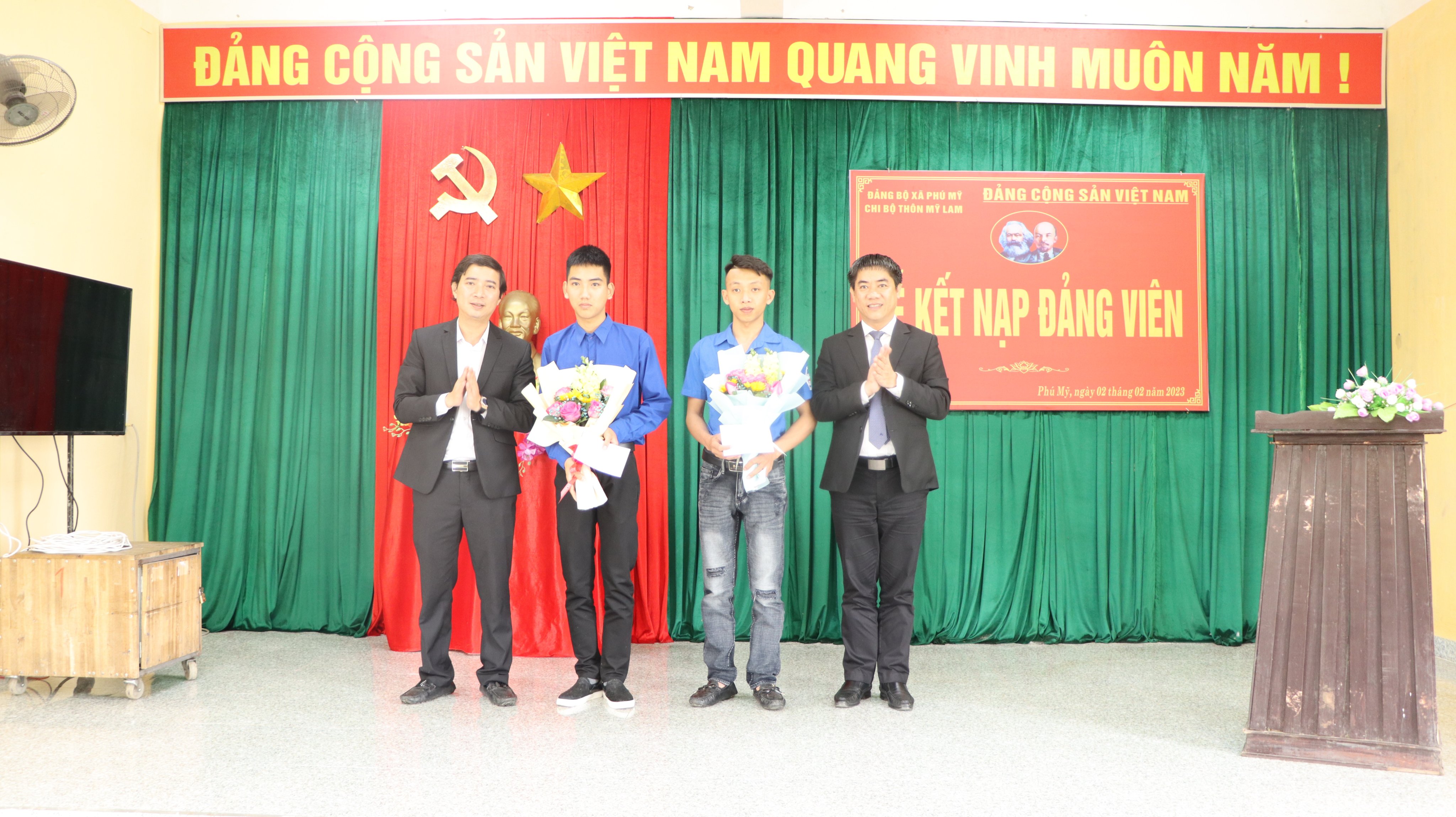 Kết nạp Đảng cho thanh niên ưu tú trước khi lên đường nhập ngũ