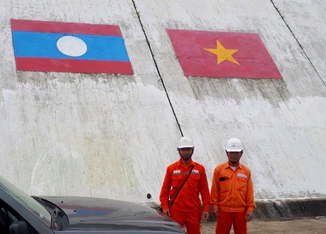 Hỗ trợ kiểm tra, xử lý sự cố điện tại biên giới Ka Lô, nước bạn Lào