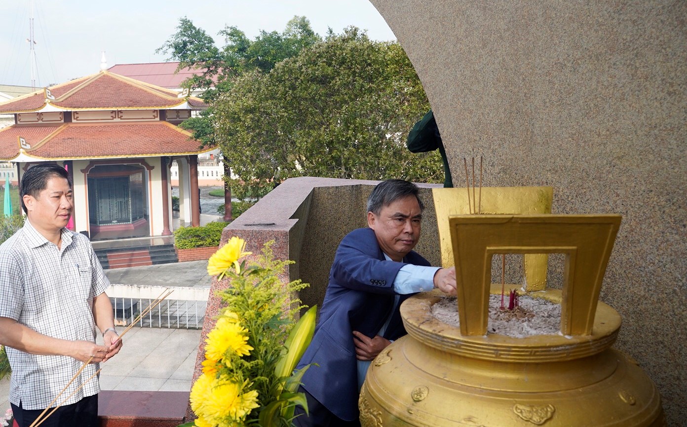 Dâng hương tri ân các Anh hùng liệt sĩ nhân kỷ niệm ngày thành lập Đảng