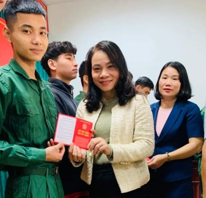 Hội LHPN TP Huế tặng quà cho thanh niên lên đường nhập ngũ