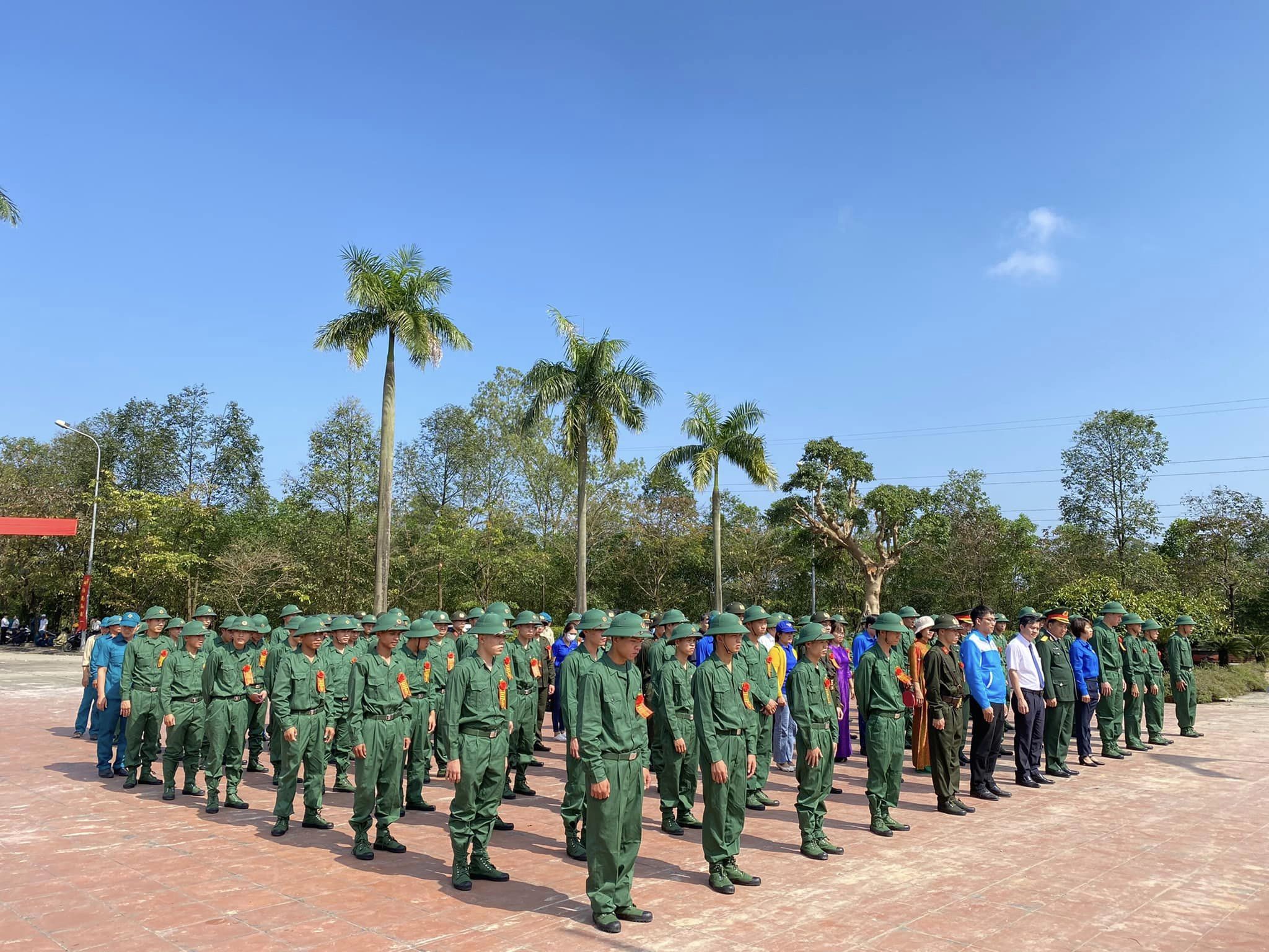 Thị Đoàn Hương Trà trao quà động viên thanh niên nhập ngũ