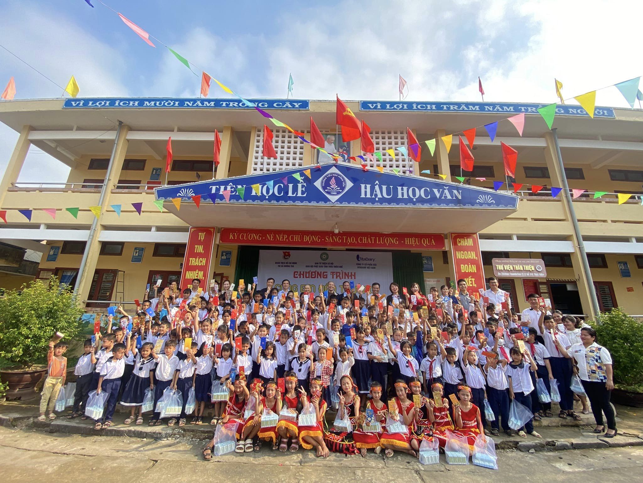 Chương trình “Cùng em đến trường” trao 143 suất quà cho học sinh