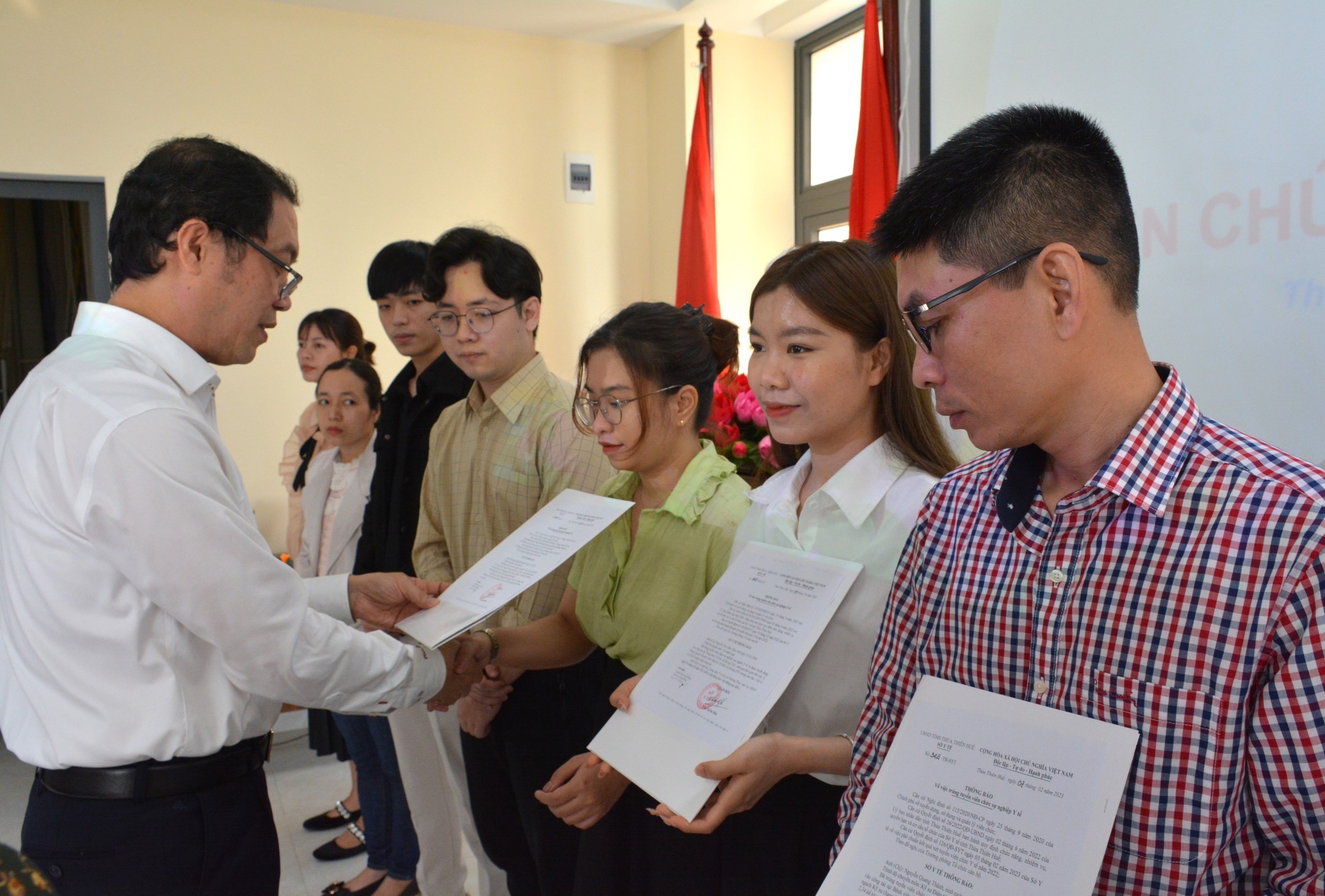 Trao quyết định trúng tuyển cho 133 viên chức y tế