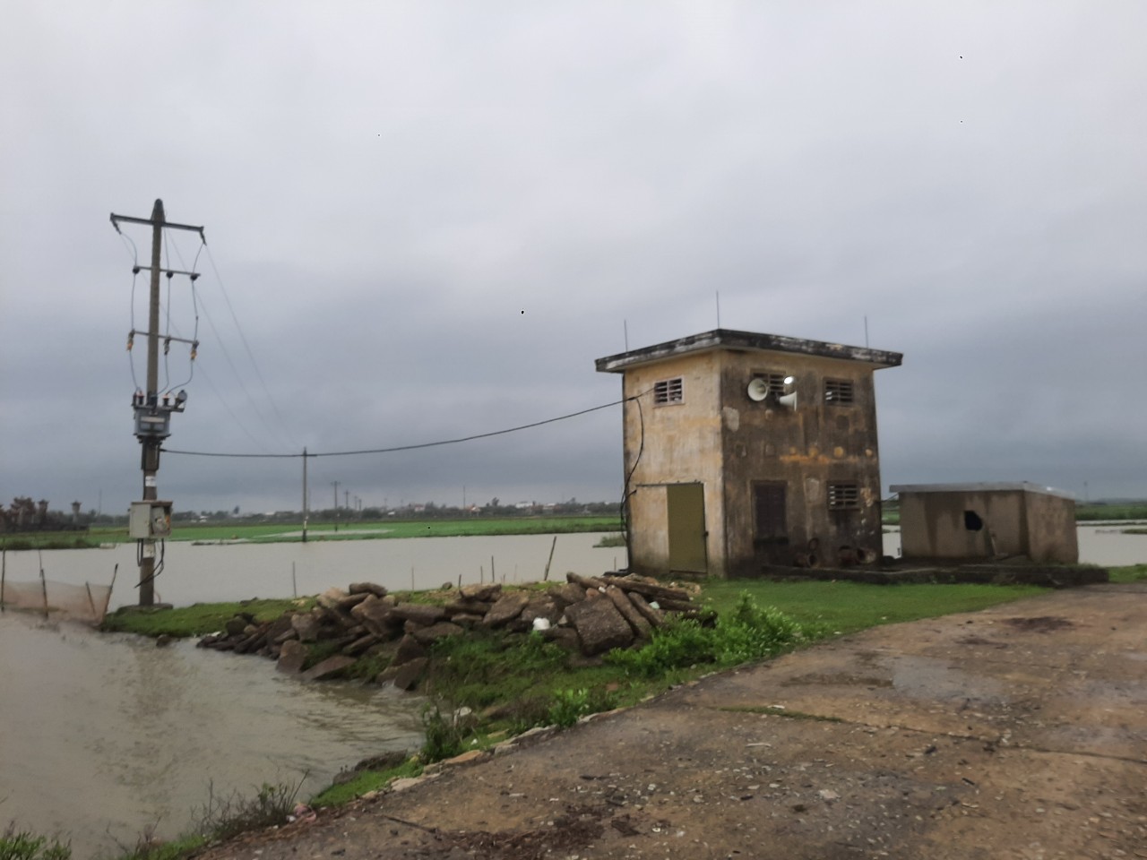 Mưa lớn làm ngập lúa, đường sạt lở