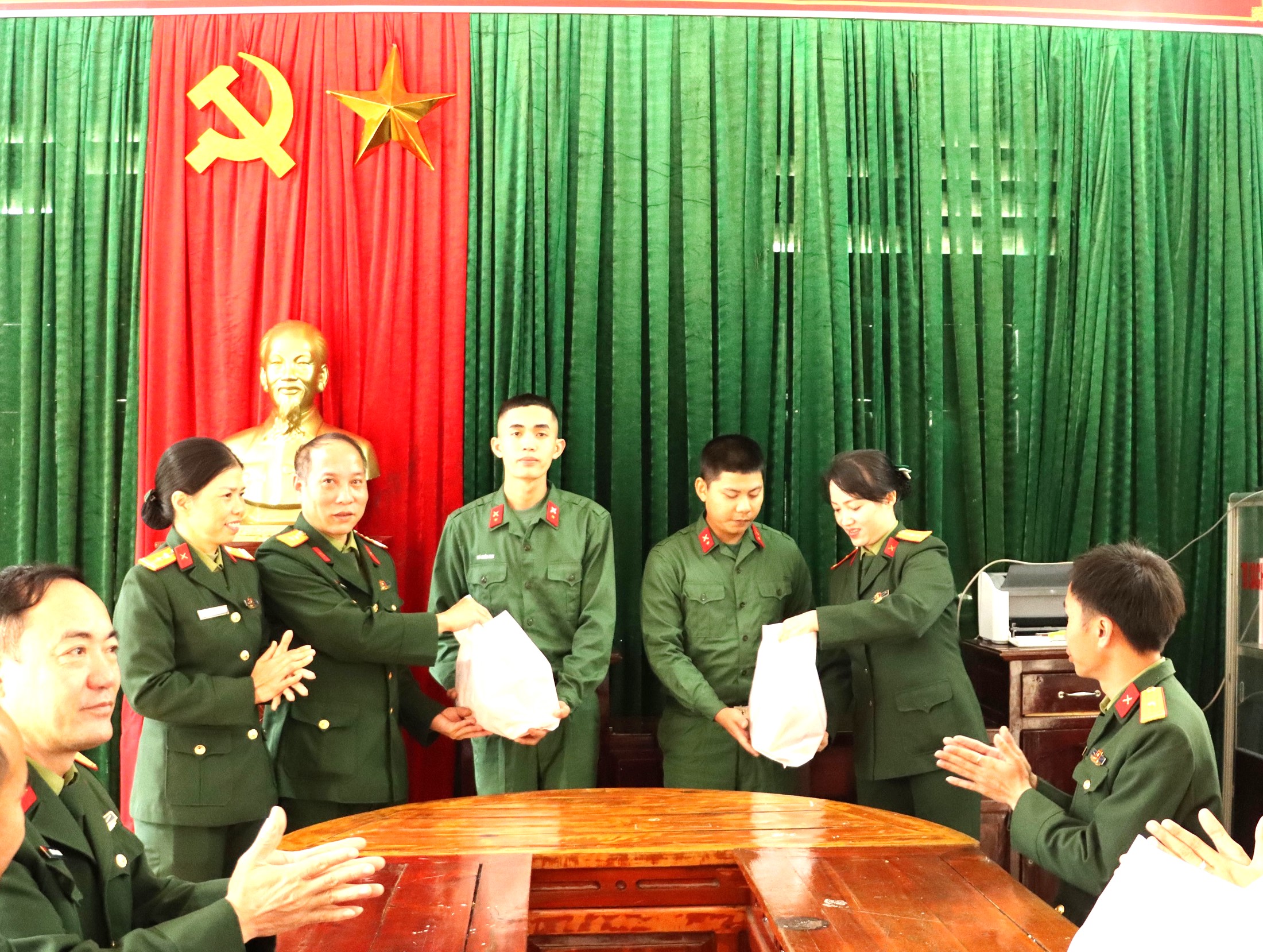 Thăm, động viên chiến sĩ mới