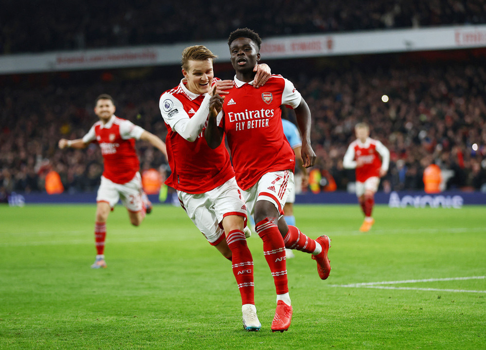 Hàng thủ liên tiếp mắc lỗi, Pháo thủ dâng ngôi đầu cho Man City