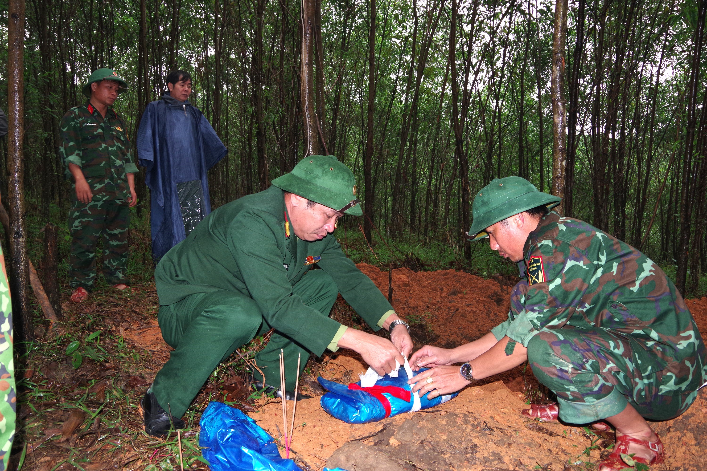Cất bốc, quy tập hài cốt liệt sĩ tại xã Phú Sơn