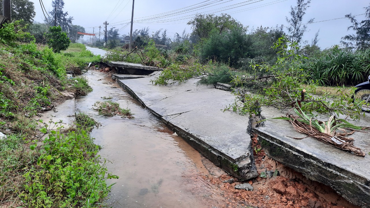 Triều cường gây khó khăn công tác tiêu úng cứu lúa