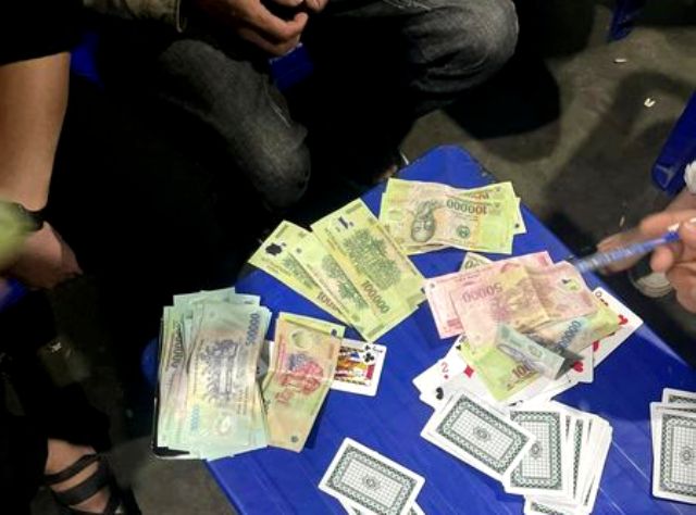 Làm rõ 11 người tụ tập đánh bạc dưới hình thức chơi xì lác