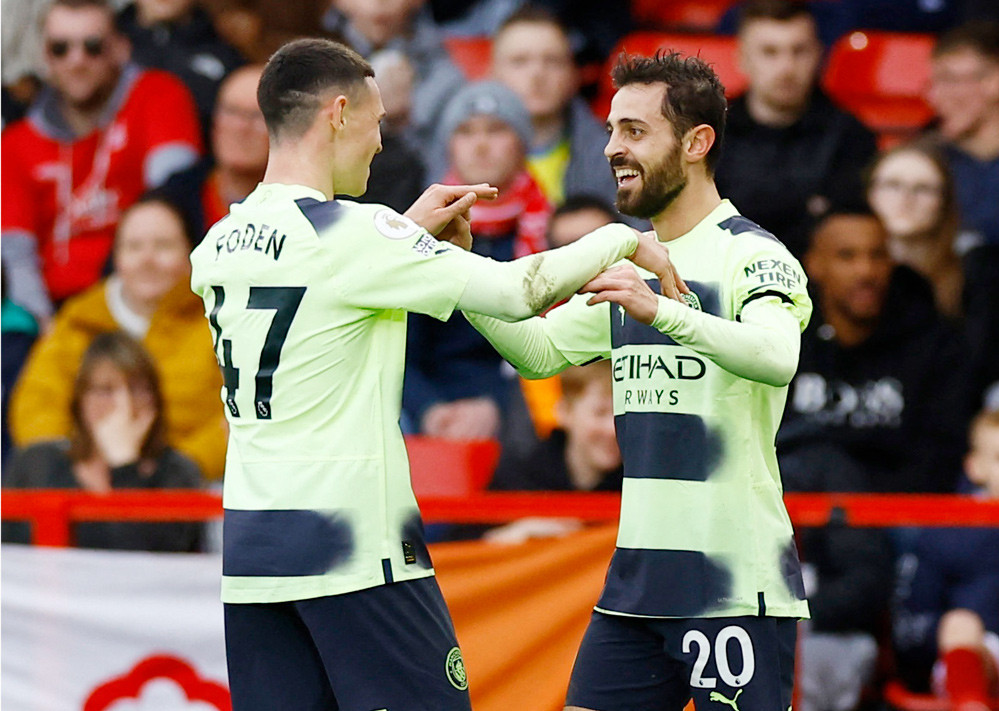 Phung phí cơ hội, Man City trả giá bằng ngôi đầu