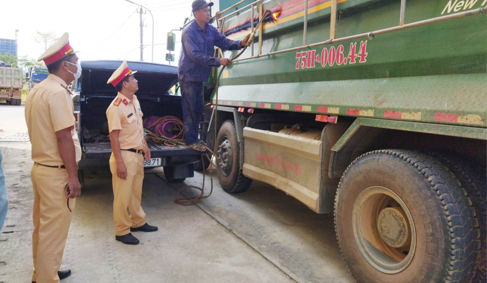 Luôn bảo đảm trật tự an toàn giao thông