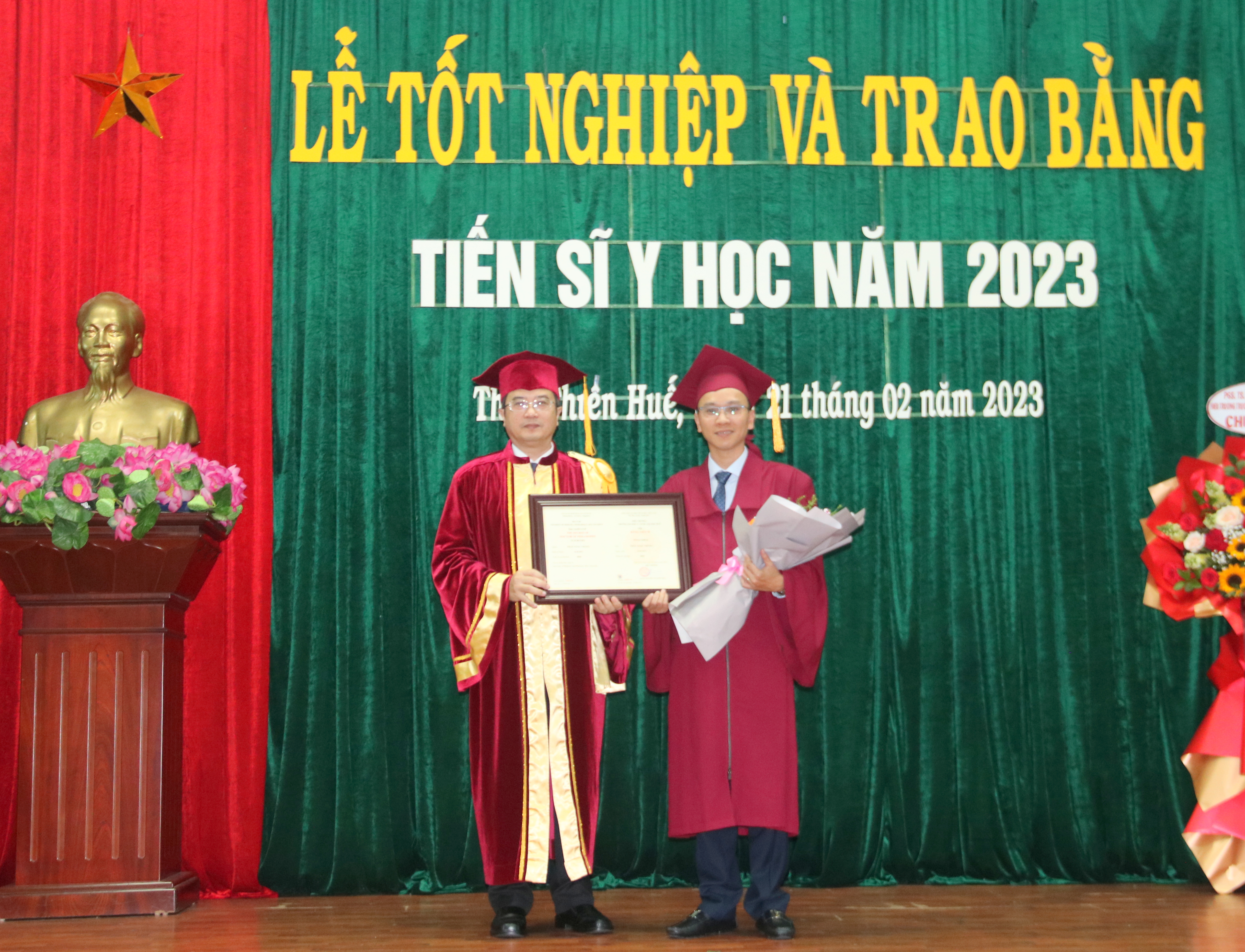 10 nghiên cứu sinh được trao bằng tiến sĩ y học