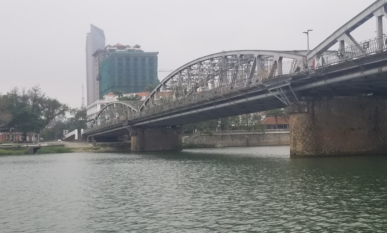 Điều chỉnh phân luồng giao thông qua cầu Trường Tiền