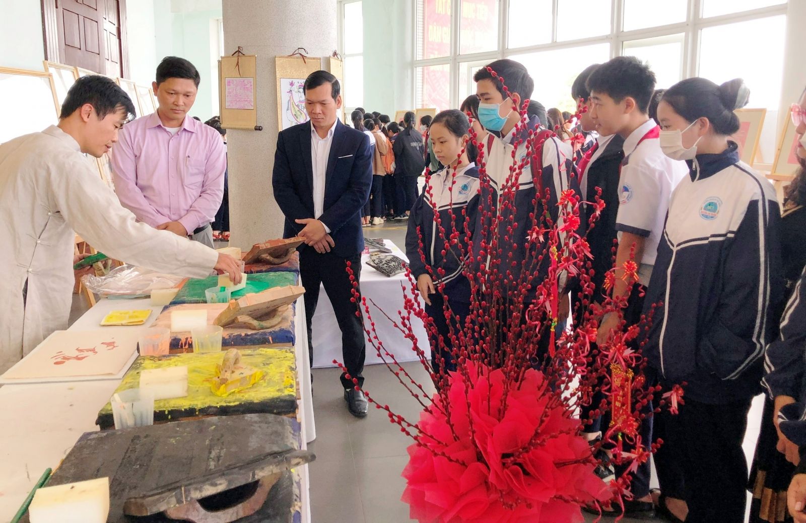 Exhibition of folk paintings and experiencing calligraphy writing