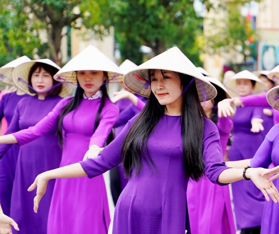 Lan tỏa vẻ đẹp áo dài