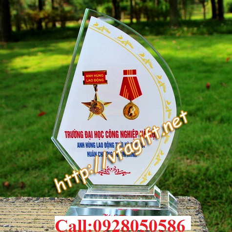 sản xuất cúp pha lê, cung cấp kỷ niệm chương pha lê, quà tặng công ty, quà tặng đối tác, quà tặng tri ân khách hàng