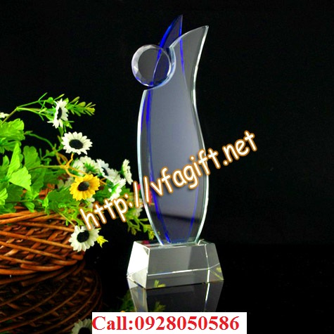 Cơ sở sản xuất cúp pha lê, biểu trưng pha lê, kỷ niệm chương pha lê giá rẻ.bán cúp pha lê tại hà nội