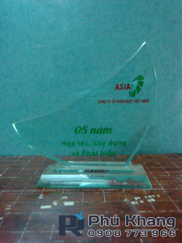 Sản xuất biểu trưng thủy tinh