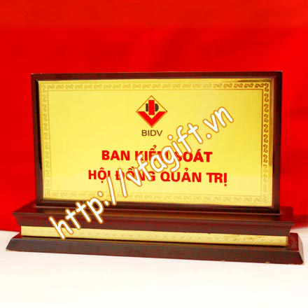 Sản xuất biển chức danh đúc mạ vàng