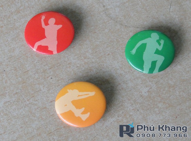 Làm huy hiệu nhựa giá rẻ