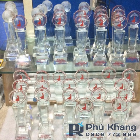 Quà tặng biểu trưng pha lê