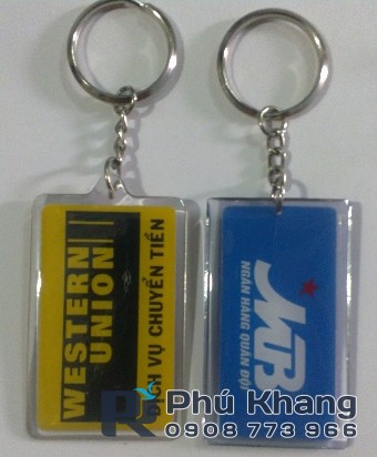 Sản xuất móc khóa xe quà tặng, in móc khóa đổ keo giá rẻ