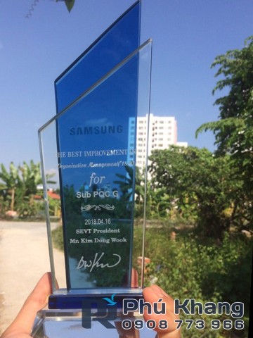 Sản xuất cúp pha lê, cung cấp kỷ niệm chương giá sỉ