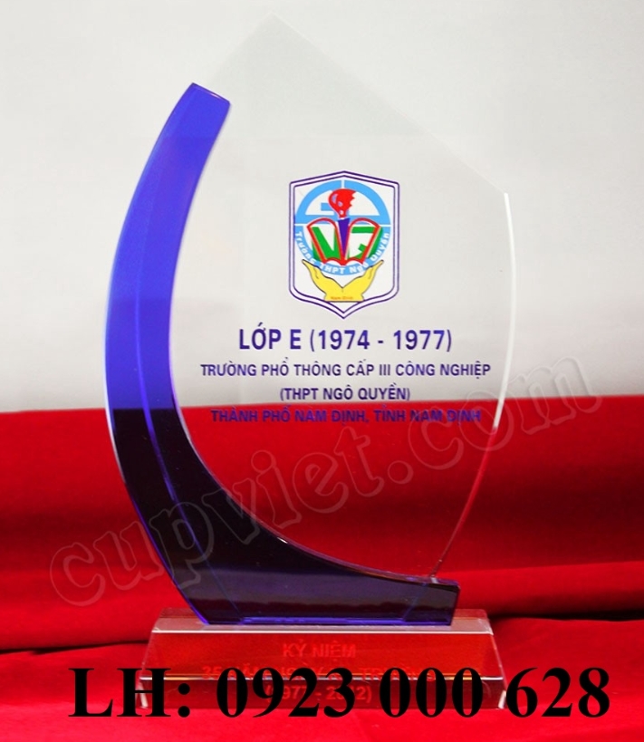 Kỷ niệm chương pha lê, biểu trưng pha lê in ấn logo làm quà tặng