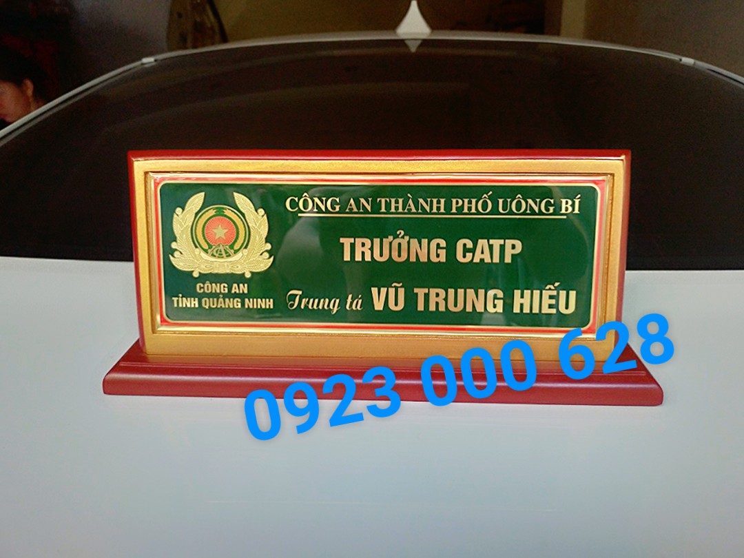 Biển chức danh để bàn,cung cấp biển chức danh công an, biển mica đế gỗ