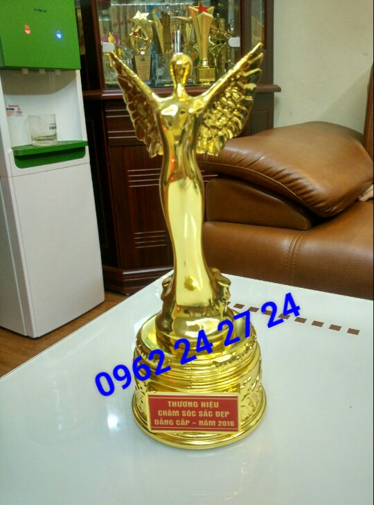 cơ sở bán cúp quà tặng, đúc cúp lưu niệm theo yêu cầu