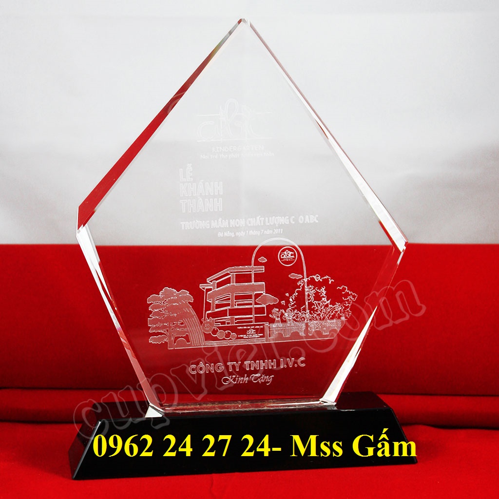 xưởng sản xuất cúp pha lê, cung cấp kỷ niệm chương pha lê giá rẻ