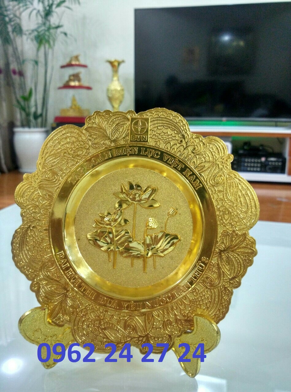 nơi nhận đúc đĩa 3d, nhận sản xuất đĩa viền gỗ, cung cấp đĩa quà tặng để bàn, đĩa lưu niệm