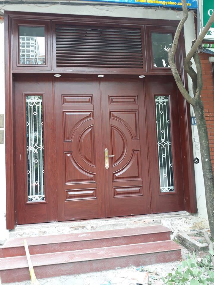 Cửa cổng chính chất liệu thép vân gỗ DH Group 21.4