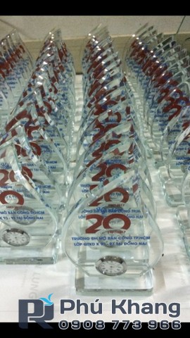 Chuyên sản xuất kỷ niệm chương thuỷ tinh, cung cấp biểu trưng giá rẻ, sản xuất cúp pha lê