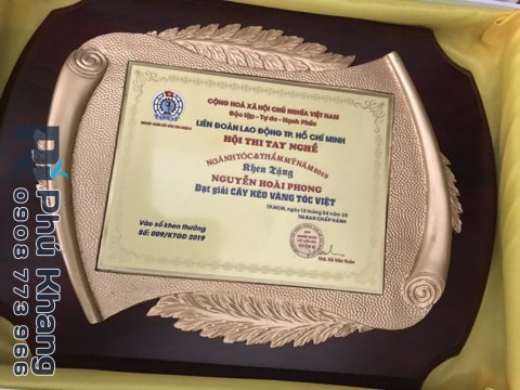 Cơ sở chuyên sản xuất biểu trưng, quà để bàn pha lê, cúp pha lê thuỷ tinh