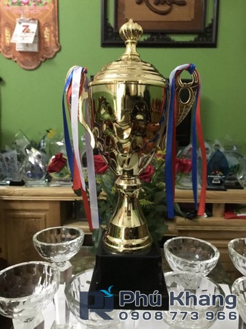 Cơ sở sản xuất kỷ niệm chương, quà tặng biểu trưng pha lê, quà để bàn thuỷ tinh giá rẻ