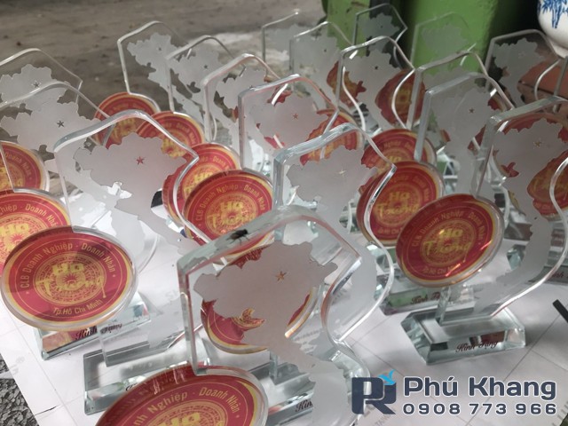 Cơ sở sản xuất biểu trưng pha lê, cung cấp quà tặng kỷ niệm chương, cúp pha lê