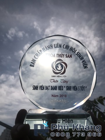 Cơ sở chuyên cung cấp biểu trưng giá rẻ, kỷ niệm chương quà tặng, cúp thuỷ tinh trắng