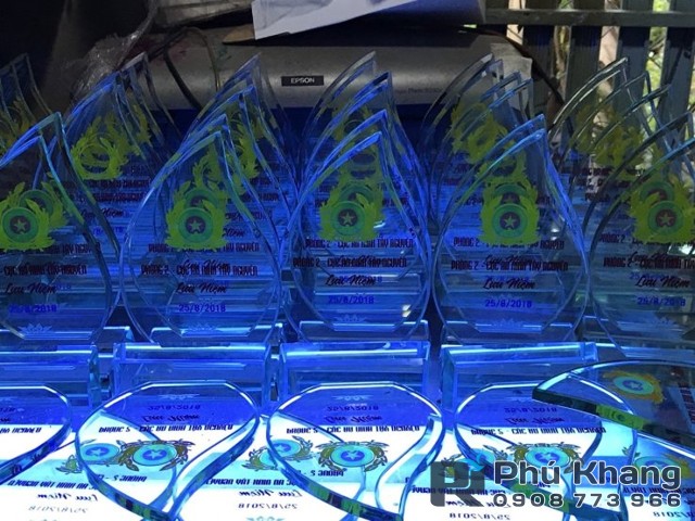 Cơ sở sản xuất kỷ niệm chương pha lê, cung cấp quà để bàn thuỷ tinh, cúp pha lê