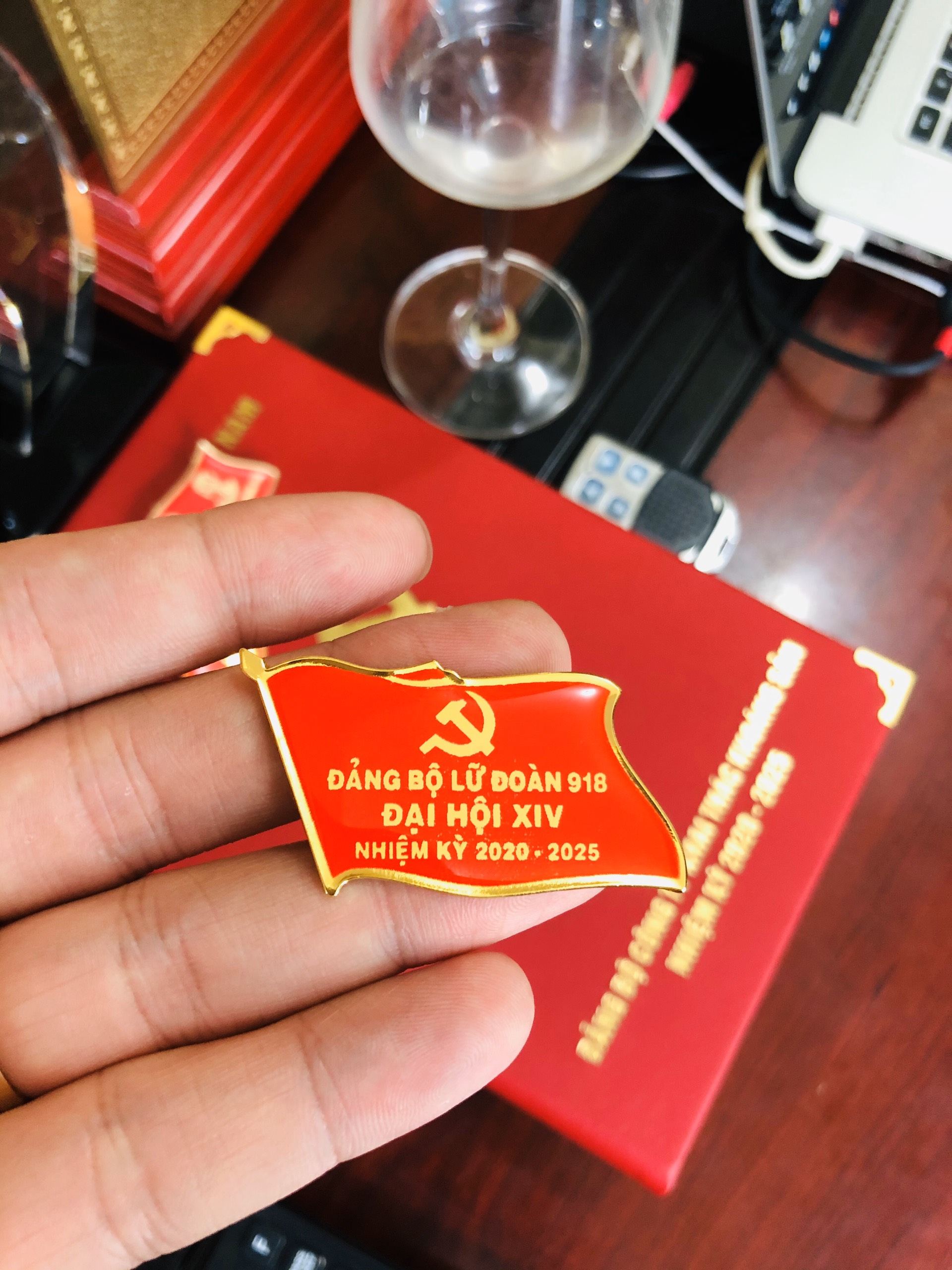 Sản xuất huy hiệu đại hội đảng, bán huy hiệu đại hội, in huy hiệu đại hội đảng bộ