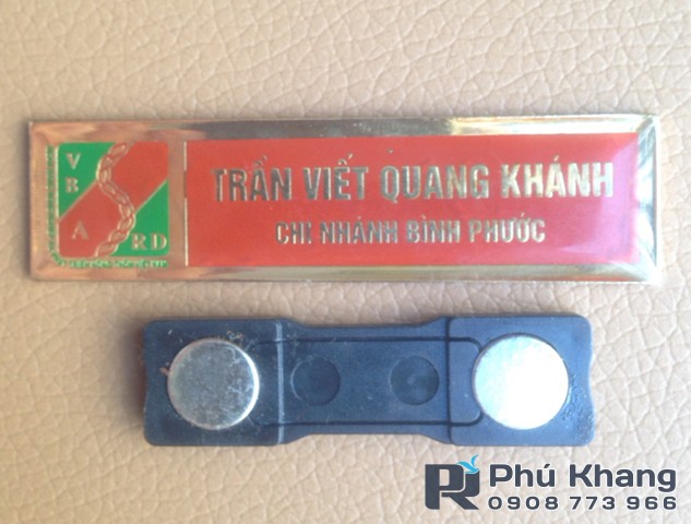 Xưởng sản xuất bảng tên cài áo, bảng tên kim loại, làm bảng tên ăn mòn