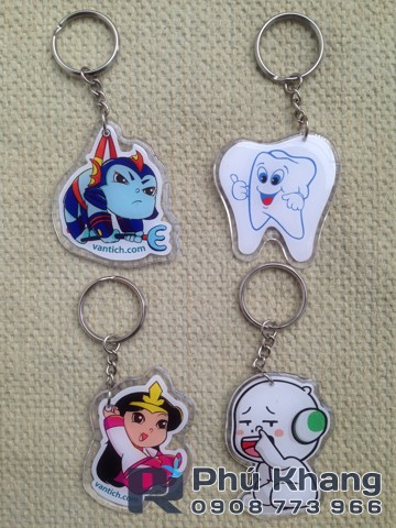 Xưởng sản xuất móc khóa quà tặng, in móc khóa mica giá rẻ