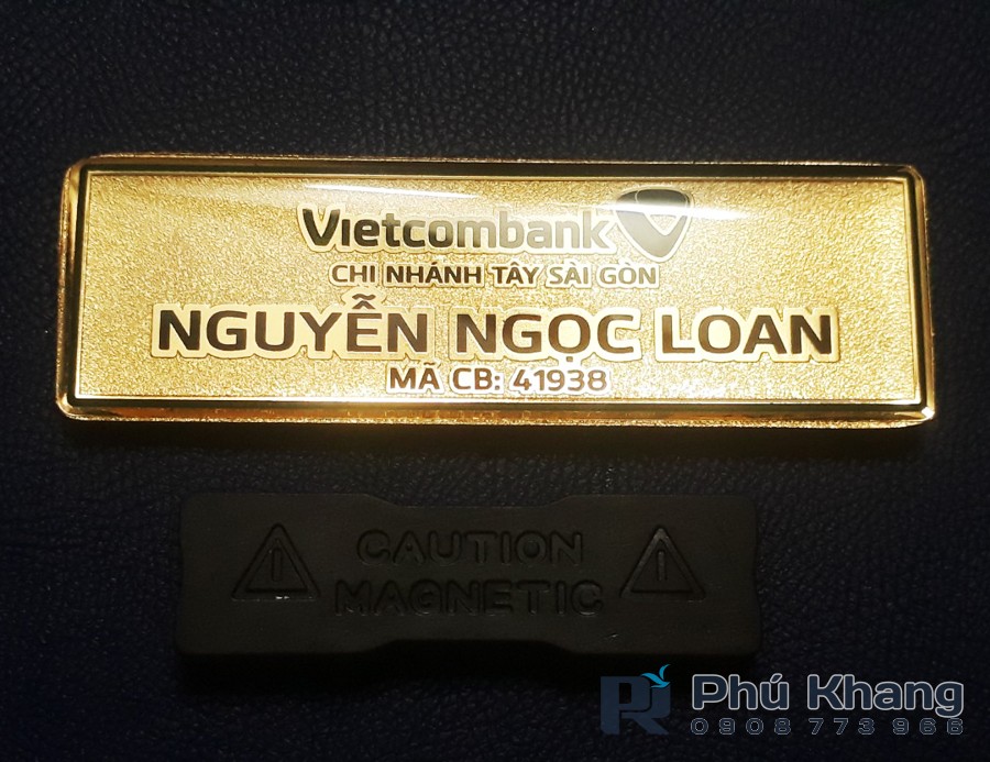 Cơ sở làm bảng tên nhân viên, cung cấp bảng tên cài áo