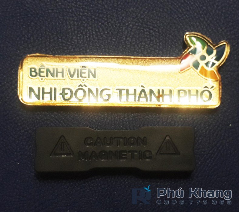 Làm bảng tên nhân viên công ty, bảng tên cài áo nhân viên