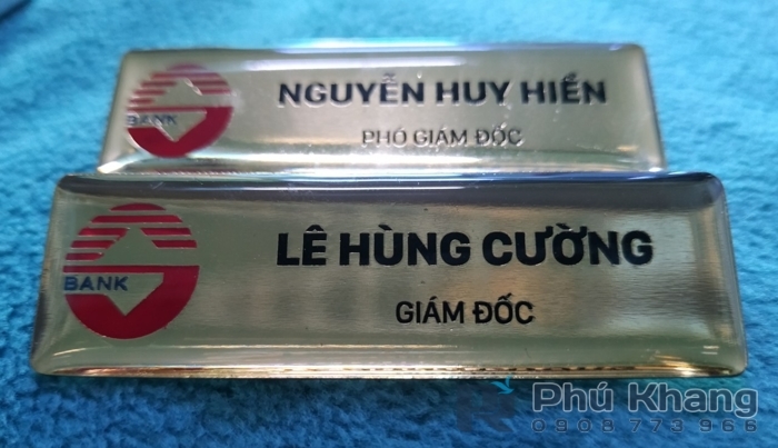 Bảng tên cài áo bằng đồng mạ vàng, bảng tên nhân viên ăn mòn