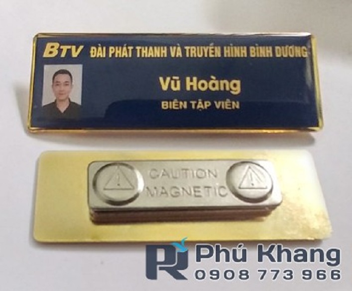 Cơ sở sản xuất bảng tên cài áo xi vàng, bảng tên nhân viên nhà hàng